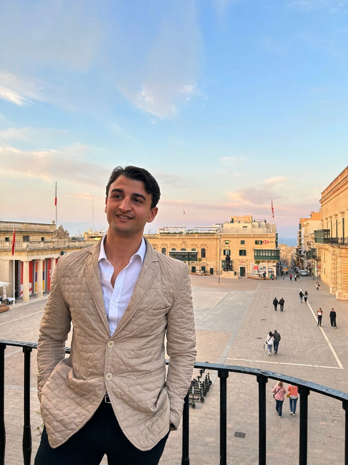 Giovanni Mulè su un balcone sopra una piazza della Valletta, Malta