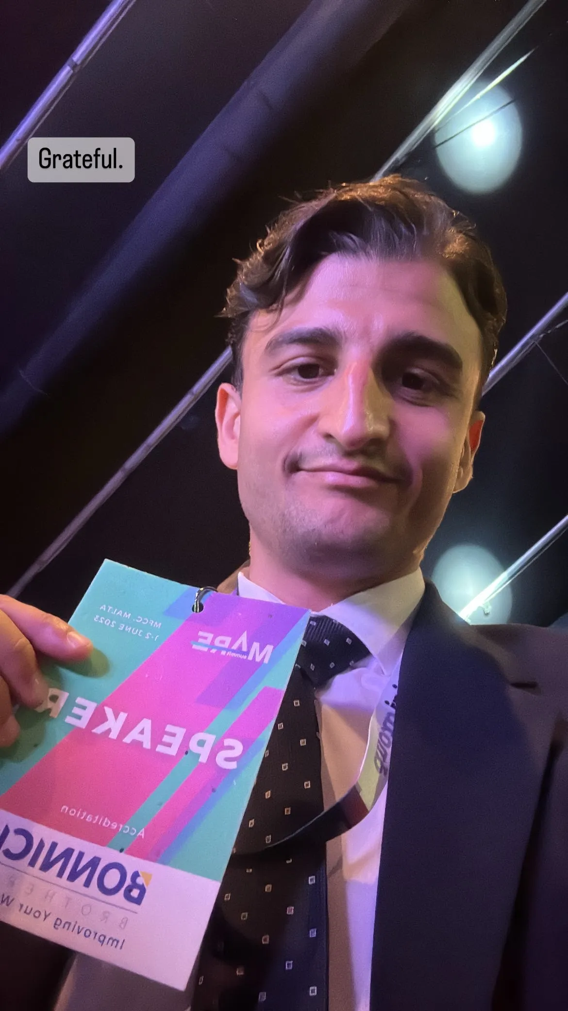 Giovanni Mulè holding his Speaker badge at Mare Summit