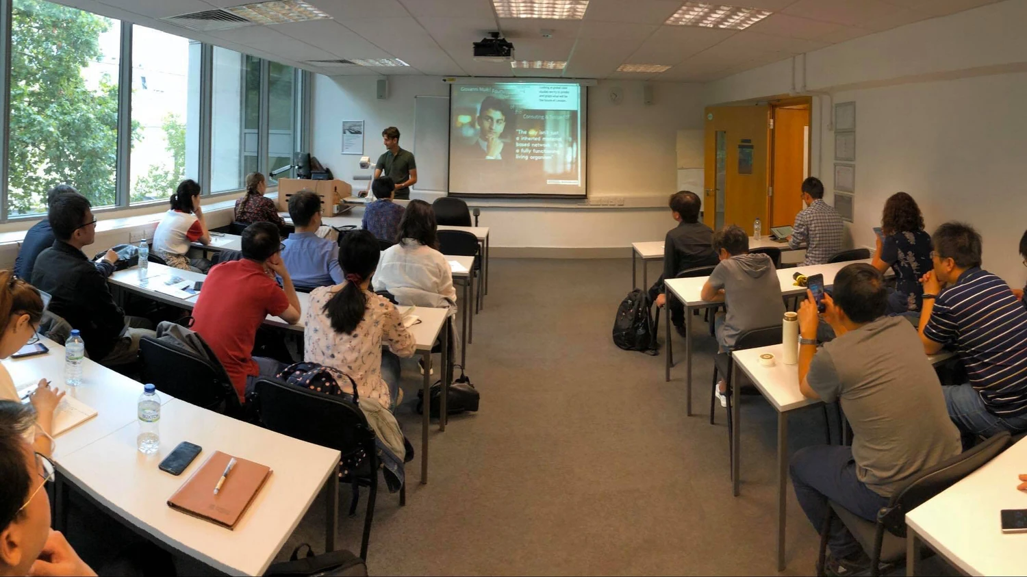 Giovanni presenta davanti a una classe della University of Westminster, Londra